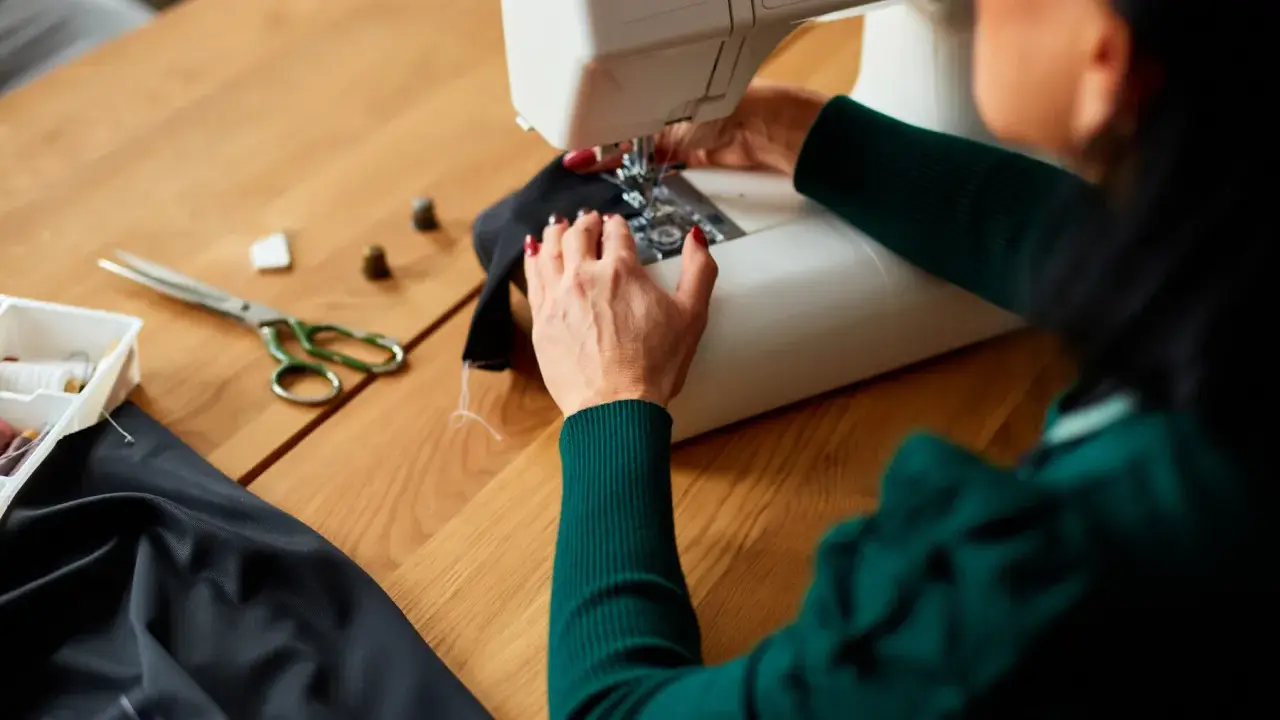 Jak uszyć pokrowiec na krzesło z gumką? Poradnik DIY dla początkujących