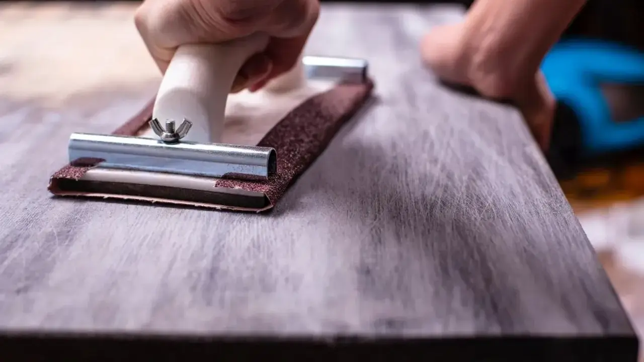 Jak odnowić stół ze sklejki? Przewodnik DIY, uniknij błędów!