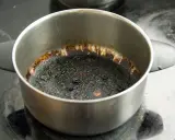 Czym wyczyścić przypalony garnek? Skuteczne triki na każdy materiał