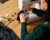 Jak uszyć pokrowiec na krzesło z gumką? Poradnik DIY dla początkujących