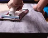 Jak odnowić stół ze sklejki? Przewodnik DIY, uniknij błędów!