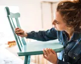 Jak odnowić krzesła bez pokrowców? Pomysły DIY i renowacja