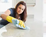 Jak wyczyścić blat kuchenny? Poradnik dla każdego materiału!