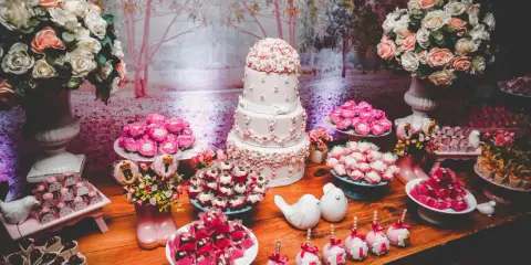 Słodki stół: Co wybrać i jak zaaranżować, by zachwycić gości?
