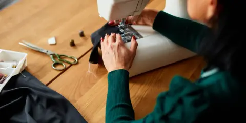Jak uszyć pokrowiec na krzesło z gumką? Poradnik DIY dla początkujących
