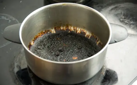 Czym wyczyścić przypalony garnek? Skuteczne triki na każdy materiał