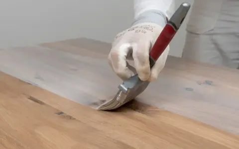 Skuteczne usuwanie wosku z mebli: Uniknij błędów, uratuj mebel!