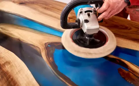 Stół zalewowy DIY: Stwórz arcydzieło z żywicy krok po kroku!