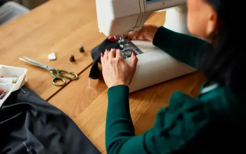 Jak uszyć pokrowiec na krzesło z gumką? Poradnik DIY dla początkujących