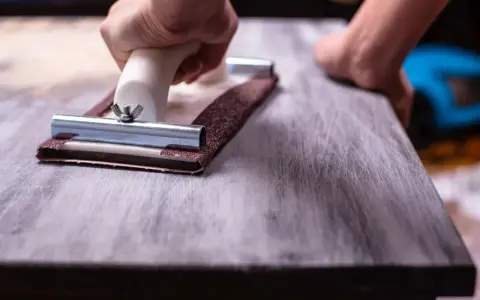 Jak odnowić stół ze sklejki? Przewodnik DIY, uniknij błędów!