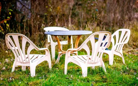 Białe krzesła plastikowe: odzyskaj biel! Domowe triki i profi środki