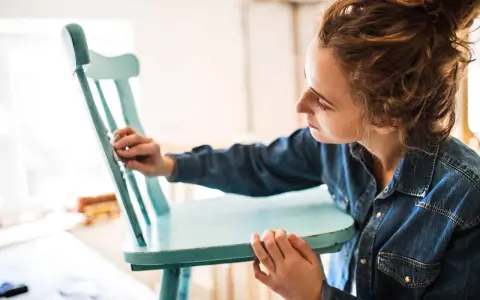Jak odnowić krzesła bez pokrowców? Pomysły DIY i renowacja