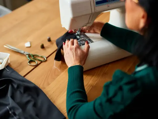 Jak uszyć pokrowiec na krzesło z gumką? Poradnik DIY dla początkujących