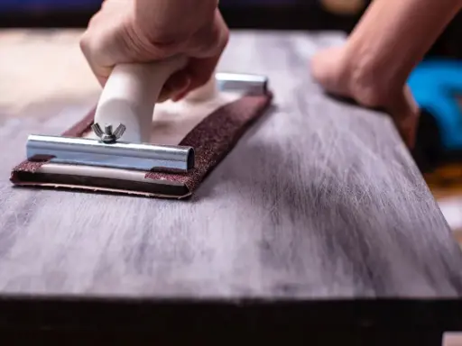 Jak odnowić stół ze sklejki? Przewodnik DIY, uniknij błędów!