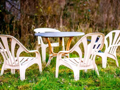 Białe krzesła plastikowe: odzyskaj biel! Domowe triki i profi środki