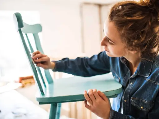 Jak odnowić krzesła bez pokrowców? Pomysły DIY i renowacja