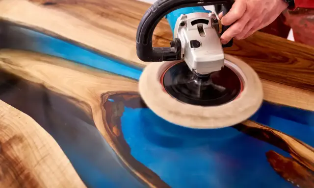 Stół zalewowy DIY: Stwórz arcydzieło z żywicy krok po kroku!