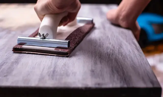 Jak odnowić stół ze sklejki? Przewodnik DIY, uniknij błędów!