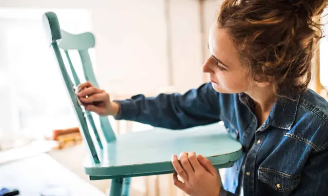 Jak odnowić krzesła bez pokrowców? Pomysły DIY i renowacja