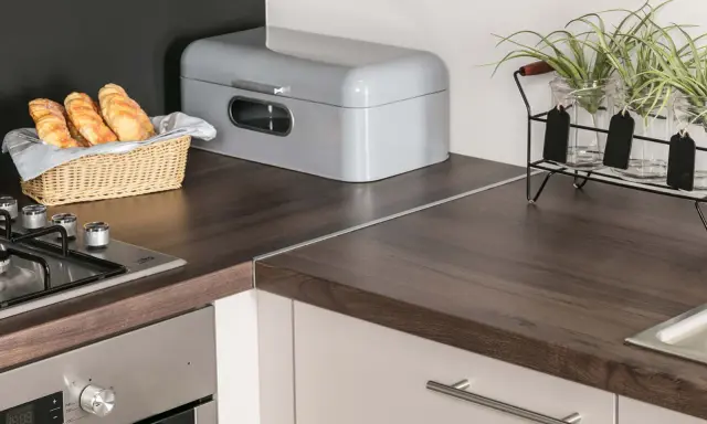 Pomaluj blat kuchenny: Jak odnowić go tanio i trwale?