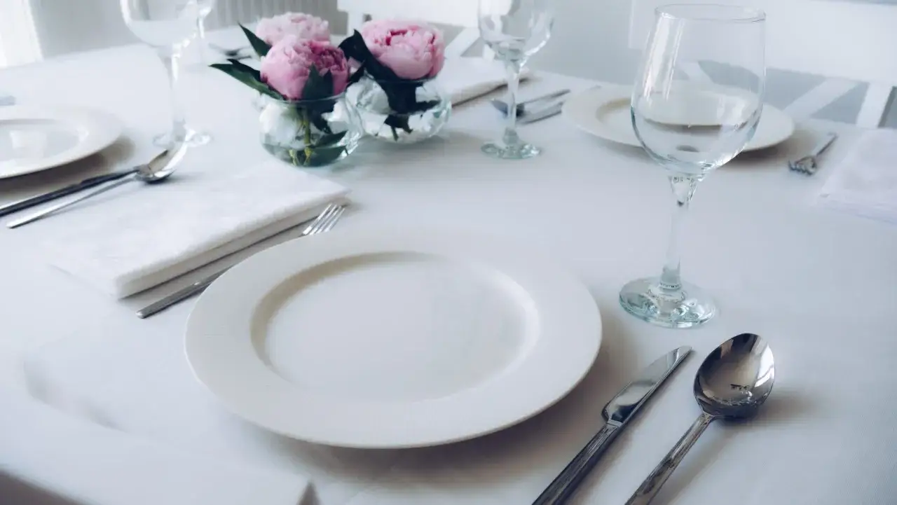 elegancko nakryty stół sztućce