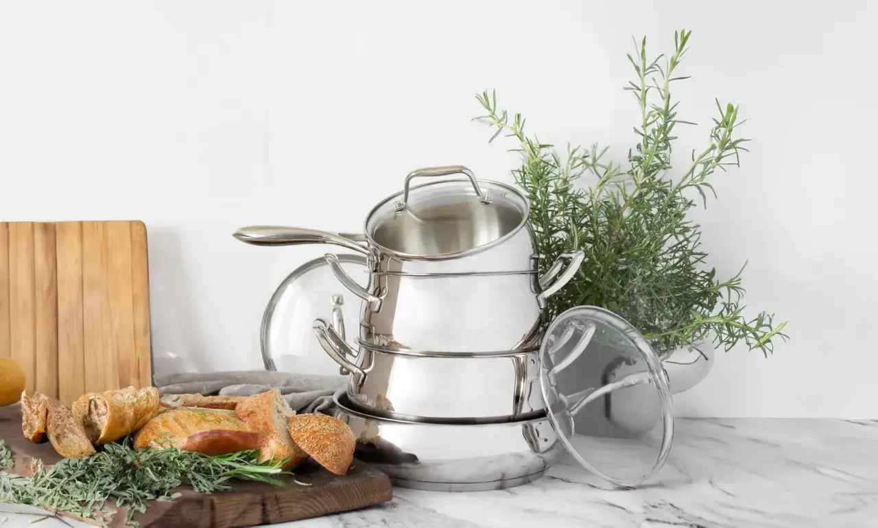 różne rodzaje garnków, materiały garnków, garnki stalowe żeliwne aluminiowe