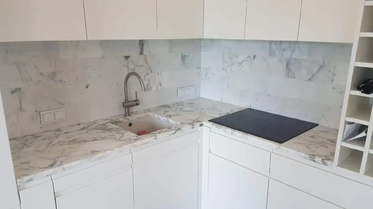 różne rodzaje blatów kamiennych w kuchni